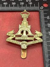 Load image into Gallery viewer, WW1 / WW2 British Army THE YORKSHIRE REGIMENT White Metal Cap Badge. - The Militaria Shop
