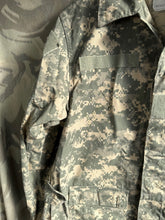 Charger l'image dans la galerie, Vintage US Army Combat Uniform Tactical Digital Camouflage Jacket - 40" Che - The Militaria Shop