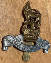 Load image into Gallery viewer, WW1 / WW2 British Army - Royal Army Pay Corps white metal and brass cap badge. - The Militaria Shop