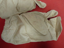 Load image into Gallery viewer, Original WW2 British Army Gunners Winter White Gloves - 1942 - The Militaria Shop