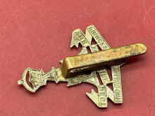Load image into Gallery viewer, WW1 / WW2 British Army THE YORKSHIRE REGIMENT White Metal Cap Badge. - The Militaria Shop