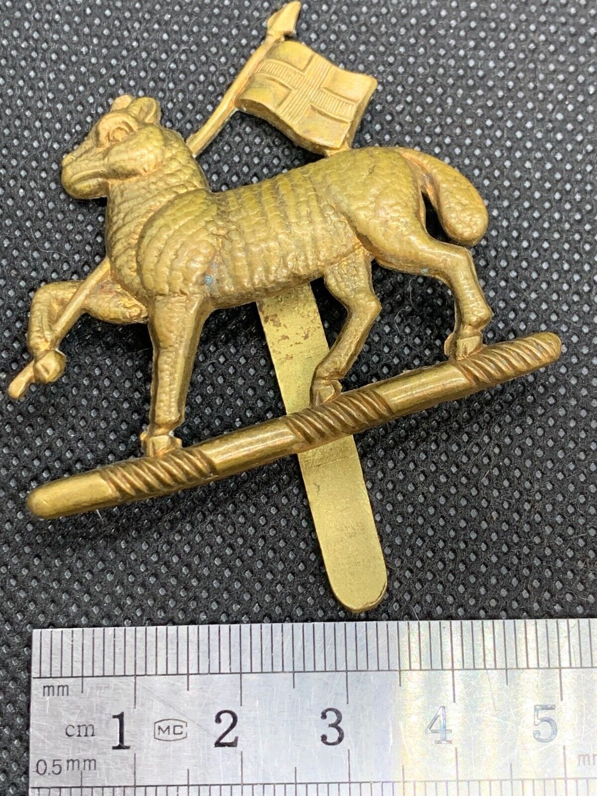 Genuine WW2 British Army The Queens Royal Regiment Cap Badge - The Militaria Shop