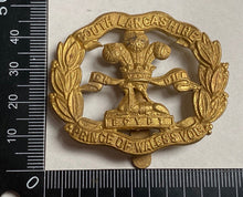 Load image into Gallery viewer, WW1 / WW2 British Army - South Lancashire Regiment gilt brass cap badge. - The Militaria Shop