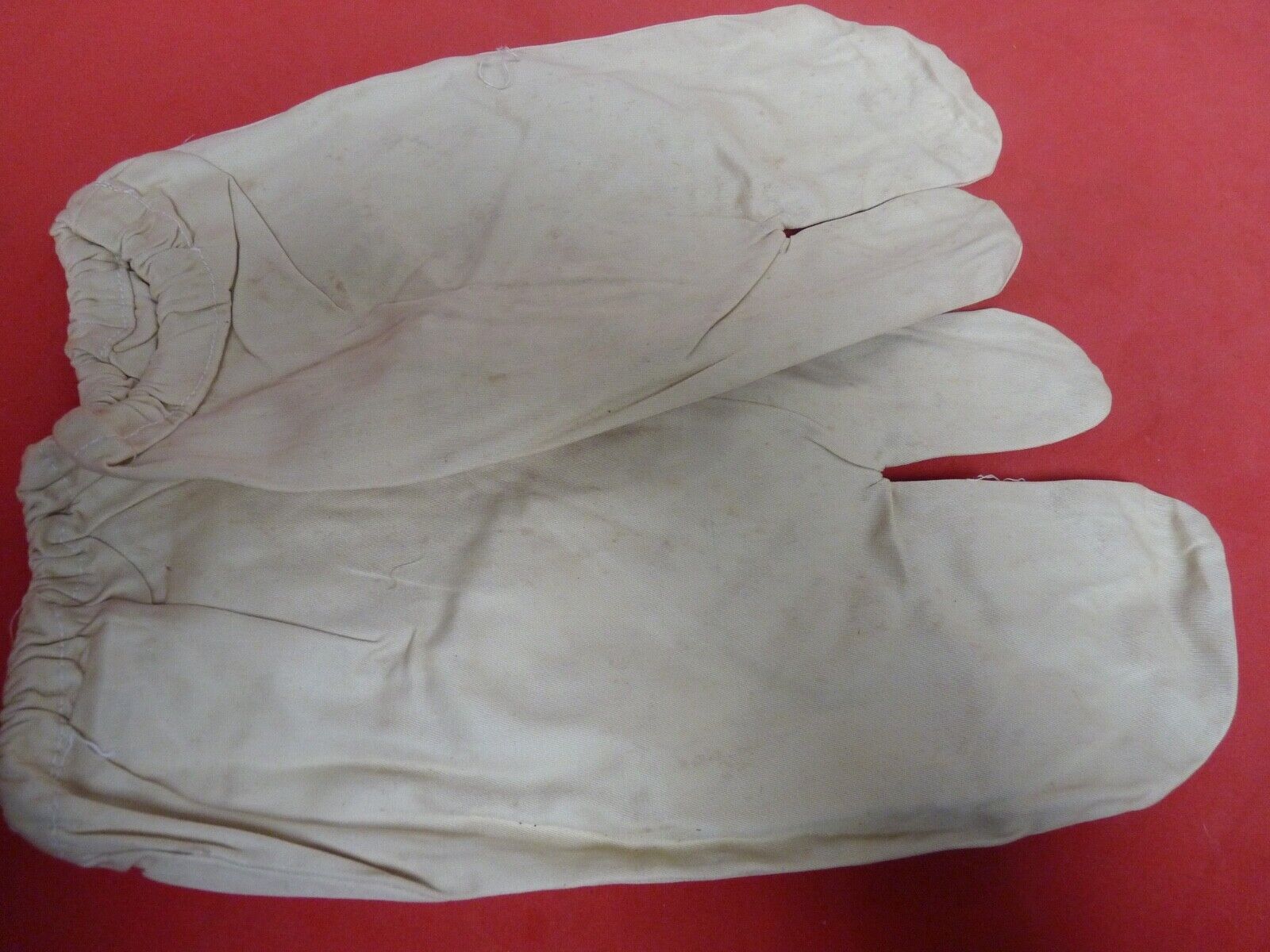 Original WW2 British Army Gunners Winter White Gloves - 1942 - The Militaria Shop