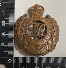 Lade das Bild in den Galerie-Viewer, WW1 / WW2 British Army - Royal Engineers GVI brass cap badge. - The Militaria Shop