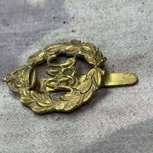 Load image into Gallery viewer, Original WW2 British Army Royal Armoured Corps Cap Badge - The Militaria Shop