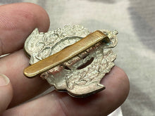 Load image into Gallery viewer, Original WW1 / WW2 British Army - The Suffolk Regiment Cap Badge - The Militaria Shop