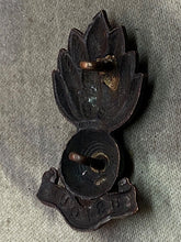 Load image into Gallery viewer, Original WW1 / WW2 British Army Royal Artillery Bronze Cap / Collar Badge - The Militaria Shop