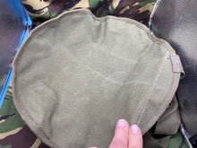 Charger l'image dans la galerie, British Army 44 Pattern Water Carrying Bottle & Shoulder Strap for Medics/Gr - The Militaria Shop