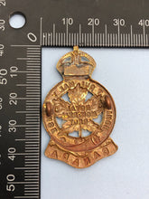 Charger l'image dans la galerie, Genuine WW2 Canadian Army Royal Montreal Regiment Cap Badge - The Militaria Shop