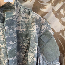 Lade das Bild in den Galerie-Viewer, Geuine US Combat Uniform - Medium Regular - 41" Chest - The Militaria Shop