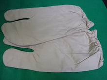 Load image into Gallery viewer, Original WW2 British Army Gunners Winter White Gloves - The Militaria Shop
