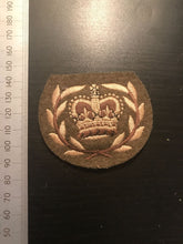 Lade das Bild in den Galerie-Viewer, A very clean English made British Regimental Sgt. Majors sleeve badge. - The Militaria Shop