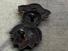 Load image into Gallery viewer, Original WW1 / WW2 British Army Royal Artillery Bronze Cap / Collar Badge - The Militaria Shop