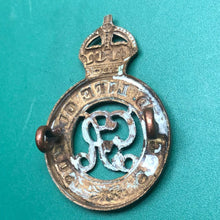 Load image into Gallery viewer, Original WW1 British Army Second Life Guards Cap Badge George V - The Militaria Shop