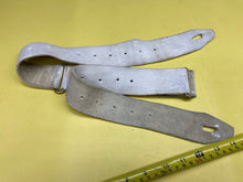 Lade das Bild in den Galerie-Viewer, Original British Army White Buff Leather Guards Belt - The Militaria Shop