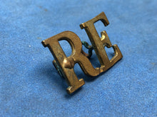 Load image into Gallery viewer, Original WW1 / WW2 Brass British Army Shoulder Title - RE Royal Engineers - The Militaria Shop