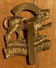 Charger l'image dans la galerie, British Army Queens Crown LEICESTERSHIRE REGIMENT bi-metal cap badge with slider - The Militaria Shop
