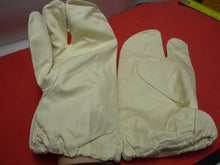 Charger l'image dans la galerie, Original WW2 British Army Gunners Winter White Gloves - Dated 1941 - The Militaria Shop