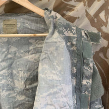 Lade das Bild in den Galerie-Viewer, Geuine US Combat Uniform - Medium Regular - 41" Chest - The Militaria Shop