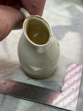 Lade das Bild in den Galerie-Viewer, Original Vintage Crested China Ware Jug, Isle of Wight - The Militaria Shop