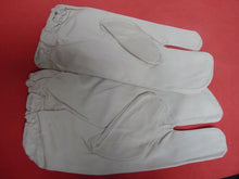 Load image into Gallery viewer, Original WW2 British Army Gunners Winter White Gloves - The Militaria Shop