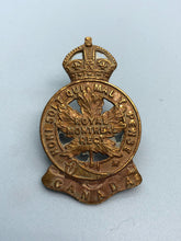 Charger l'image dans la galerie, Genuine WW2 Canadian Army Royal Montreal Regiment Cap Badge - The Militaria Shop