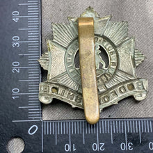 Lade das Bild in den Galerie-Viewer, Original WW1 British Army Bedfordshire Regiment Cap Badge - The Militaria Shop