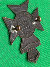Lade das Bild in den Galerie-Viewer, Original British Army 16th County of London Queen's Westminsters Cap Badge - The Militaria Shop