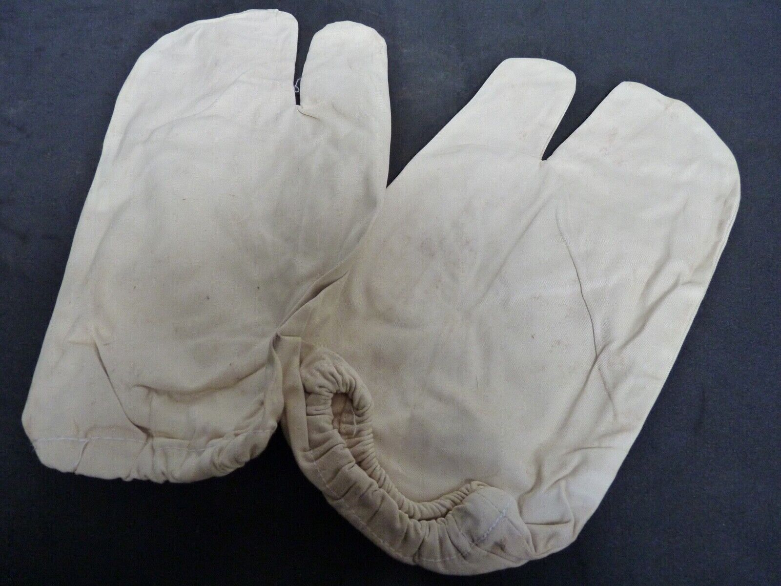 Original WW2 British Army Gunners Winter White Gloves - The Militaria Shop