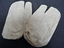Load image into Gallery viewer, Original WW2 British Army Gunners Winter White Gloves - The Militaria Shop