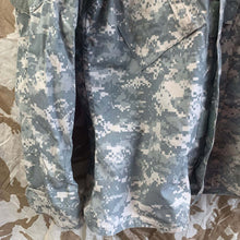 Lade das Bild in den Galerie-Viewer, Geuine US Combat Uniform - Medium Regular - 41" Chest - The Militaria Shop