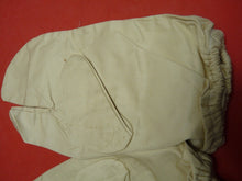 Charger l'image dans la galerie, Original WW2 British Army Gunners Winter White Gloves - Dated 1942 - The Militaria Shop