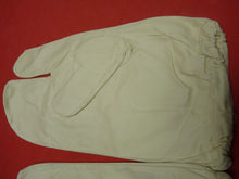 Charger l'image dans la galerie, Original WW2 British Army Gunners Winter White Gloves - Dated 1941 - The Militaria Shop