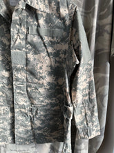 Charger l'image dans la galerie, Vintage US Army Combat Uniform Tactical Digital Camouflage Jacket - 40" Che - The Militaria Shop