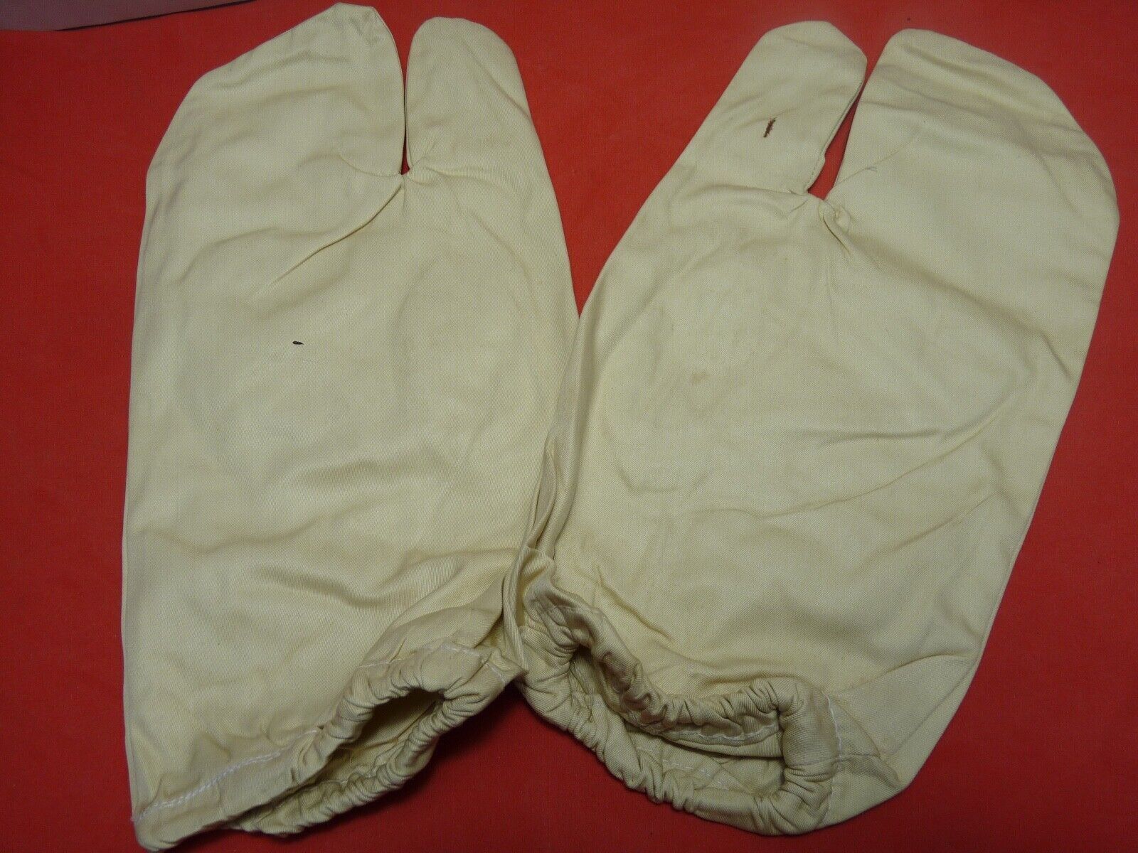 Original WW2 British Army Gunners Winter White Gloves - Dated 1942 - The Militaria Shop