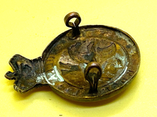 Charger l'image dans la galerie, Original British Army Victorian 5th Dragoon Guards Cap Badge - The Militaria Shop