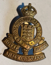 Load image into Gallery viewer, WW1 / WW2 British Army - Royal Army Ordnance Corps Brass Cap Badge. - The Militaria Shop