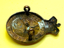 Charger l'image dans la galerie, Original British Army Victorian 5th Dragoon Guards Cap Badge - The Militaria Shop