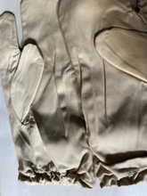 Load image into Gallery viewer, A Matching Pair of WW2 British Army Winter Gunners Gloves - Manufacturers marked - The Militaria Shop