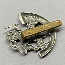 Load image into Gallery viewer, WW1 / WW2 British Army Herefordshire Light Infantry White Metal Cap Badge. - The Militaria Shop