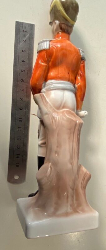 Vintage Porcelain Officier des Hussars figurine in excellent condition. - The Militaria Shop