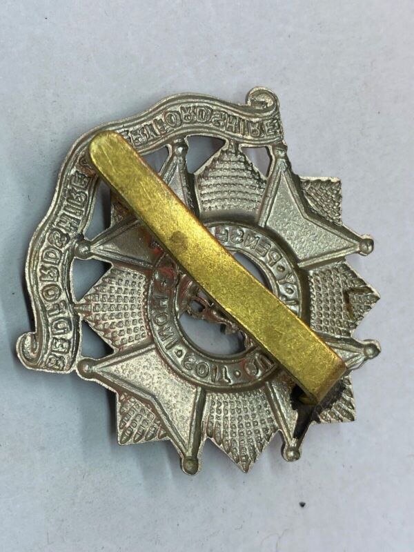 Original WW1 / WW2 British Army Bedfordshire & Hertfordshire Regiment Cap Ba - The Militaria Shop