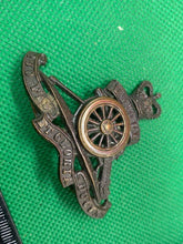 Lade das Bild in den Galerie-Viewer, Original Queen's Crown British Army Officer's Royal Artillery Bronze C - The Militaria Shop