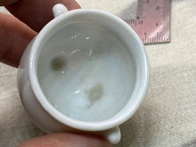 Lade das Bild in den Galerie-Viewer, Original Vintage Crested China Ware Pot - Isle of Wight - The Militaria Shop