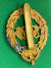 Load image into Gallery viewer, Original WW1 / WW2 British Army - 2nd Dragoon Guards BAYS Regiment Cap Badge - The Militaria Shop