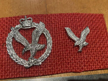 Load image into Gallery viewer, Original Group of British Army - Army Air Corps AAC Cap and Collar Badges - The Militaria Shop