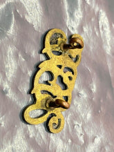 Load image into Gallery viewer, Original WW1 British Army - Royal Army Pay Corps Collar Badge - The Militaria Shop