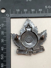 Charger l'image dans la galerie, Genuine Canadian Army 19th Lincoln Regiment Cap Badge KC - JR GAUNT Marked - The Militaria Shop