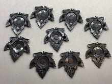 Charger l'image dans la galerie, Genuine Canadian Army 19th Lincoln Regiment Cap Badge KC - JR GAUNT Marked - The Militaria Shop